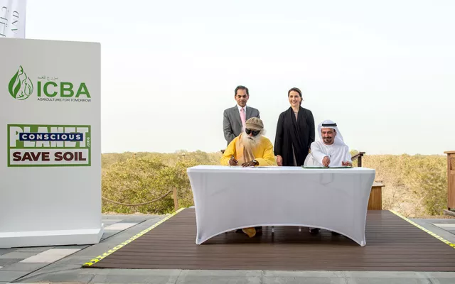 In the presence of Her Excellency Mariam bint Mohammed Almheiri, Minister of Climate Change and Environment, Prof. Khaled Amiri, a member of ICBA’s Board of Directors, and global visionary Sadhguru, founder of Conscious Planet, signed the agreement during Sadhguru’s visit to Jubail Mangrove Park in Abu Dhabi. After the signing, Sadhguru, Her Excellency, Prof. Khaled Amiri, and several VIP guests participated in mangrove planting, organized by the Environment Agency – Abu Dhabi (EAD) in cooperation with Juba